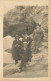 CARTE PHOTO NON IDENTIFIEE DEUX COUPLES DANS LES ROCHERS AU BORD DE LA MER - To Identify