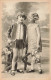 ENFANTS - Portraits - Deux Jeunes Filles - Tenant Des Fleurs - Fleurs - Portrait - Carte Postale Ancienne - Ritratti