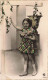 FANTAISIES - Enfants - Petite Fille - Debout - Fleurs - Colorisé - Carte Postale Ancienne - Altri & Non Classificati