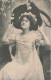 CARTE PHOTO - Femme Assise - Fleurs - En Robe - Carte Postale Ancienne - Photographie