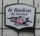 1618c Pin's Pins / Beau Et Rare / ALIMENTATION / JAMBON ROTI  LE Ali BADOU DE FASSIER - Alimentazione