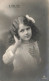 FANTAISIES - Enfant - Petite Fille Qui Tend L'oreille - L'Ouïe - Carte Postale Ancienne - Otros & Sin Clasificación