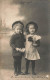 ENFANTS - Portraits - Deux Petites Filles Tenant Des Fleurs - Carte Postale Ancienne - Ritratti