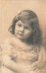 ENFANTS - Portraits - Enfants - Une Petite Fille En Train De Regarder Quelque Chose - Carte Postale Ancienne - Portretten