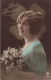 FANTAISIES - Une Femme Tenant Un Bouquet De Fleurs - Colorisé - Carte Postale Ancienne - Donne