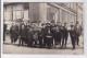 PARIS 2 ème : Carte Photo Un Groupe Pris Devant La Bourse (angle Vivienne)- Très Bon état - Distretto: 02