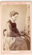 Photo CDV D'une Jeune Femme élégante Posant Dans Un Studio Photo A Maenedorf - Alte (vor 1900)