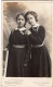 Photo CDV De Deux Jeune Fille élégante Posant Dans Un Studio Photo A Paris - Ancianas (antes De 1900)