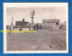 Photo Ancienne Snapshot - USA - Beau Portrait Pére & Sa Fille Devant Une éolienne - Mars 1930 - Ferme Moulin à Vent - Orte