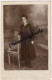 Carte Photo Originale Prise De Vue Studio - 1917 - Jeune Femme élégante Avec Belle Robe Chemisier Belles Chaussures - Ancianas (antes De 1900)