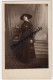 Carte Photo Originale Studio Années 1900 - Jeune Femme élégante Avec Beau Chapeau Belle Robe Chemisier Belles Chaussures - Ancianas (antes De 1900)