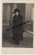 Carte Photo Originale Studio Années 1900 - Jeune Femme élégante Avec Beau Chapeau Manteau Belle Robe Belles Chaussures - Ancianas (antes De 1900)