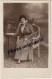 Carte Photo Originale Prise De Vue Studio - 1917 - Jeune Femme élégante Avec Belle Robe Belles Chaussures - Alte (vor 1900)