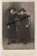 Carte Photo Originale Studio Années 1900 - 2 Jeunes Femmes élégantes Avec Beau Chapeau Belle Robe Belles Chaussures - Ancianas (antes De 1900)