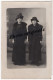 Carte Photo Originale Studio Années 1900 - 2 Jeunes Femmes élégantes Beau Chapeau Manteau Belle Robe Belles Chaussures - Ancianas (antes De 1900)