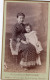 Photo CDV D'une Femme élégante Avec Sa Jeune Fille Posant Dans Un Studio Photo Avant 1900 - Ancianas (antes De 1900)