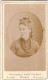 Photo CDV D'une Femme élégante Posant Dans Un Studio Photo Avant 1900 - Antiche (ante 1900)