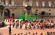 R520901 London. Buckingham Palace. The Queen Guard - Autres & Non Classés