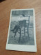 561 // PHOTO ANCIENNE CARTONNEE  12 X 8 CMS / FILLETTE SUR UNE CHAISE  1914 - Personnes Anonymes