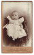 Fotografie H. Wittrock, Hamburg-St. Pauli, Langereihe 54, Niedliches Baby In Weissem Kleid  - Personnes Anonymes