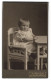 Fotografie W. Royen, M. Gladbach, Crefelderstr. 67, Niedliches Kleines Kind Im Weissen Kleid Mit Altklugem Blick  - Personas Anónimos