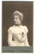 Fotografie Chr. Jaeger, M. Gladbach, Crefelderstr. 117, Junge Hübsche Dame Im Weissen Kleid Mit Spitze Und Brosche  - Personnes Anonymes
