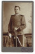 Fotografie Adolf Kauerz, Ort Unbekannt, Ulan In Uniform Mit Säbel & Epauletten Im 1. Garde Ulanen Regiment  - Krieg, Militär