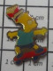 3417 Pin's Pins / Beau Et Rare / CINEMA / DESSIN ANIME  BART SIMPSON SKATE LIVRES CAHIERS - Cinéma