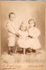 Grande Photo CDV  De Deux Petite Fille élégante Avec Un Jeune Garcon Dans Un Studio Photo A Neuilly Avant 1900 - Antiche (ante 1900)
