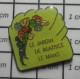 511D Pin's Pins / Beau Et Rare / MARQUES / FLEURS LE JARDIN DE BEATRICE LE MANS - Marche