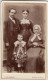 Photo CDV D'une Famille  élégante Posant Dans Un Studio Photo A Paris - Anciennes (Av. 1900)