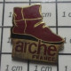 3417 Pin's Pins / Beau Et Rare / MARQUES / ARCHE FRANCE BOTTINE ROUGE Mais Surtout Chaussures Moches ! - Marcas Registradas