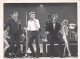 JOHNNY HALLYDAY 1962 AVEC NORMAN VAUGHAN ET BERNIE WINTERS FRANCE'S ELVIS PHOTO DE PRESSE ORIGINALE 18X12CM - Personalità