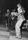 JOHNNY HALLYDAY 1972 NARBONNE PLAGE DUO AVEC NANETTE WORKMAN  PHOTO DE PRESSE ORIGINALE 18X12CM - Célébrités