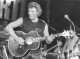 JOHNNY HALLYDAY 1982 AU LIDO POUR LA 1000ème DE LA GRANDE PARADE R.T.L.  PHOTO DE PRESSE  24X18CM - Célébrités