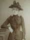 Photo CDV Laporte à Mourmelon Le Grand  Jeune Fille Mince (Alice Chantejoie)  Chapeau Avec Gros Noeud CA 1890 - L679A - Old (before 1900)