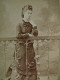 Photo CDV Le Jeune à Paris  Jeune Femme (Dédicace Louise Barbet Massin 1874) Accoudée Sur Une Balustrade - L679A - Anciennes (Av. 1900)