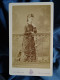 Photo CDV Le Jeune à Paris  Jeune Femme (Dédicace Louise Barbet Massin 1874) Accoudée Sur Une Balustrade - L679A - Oud (voor 1900)