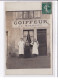 A LOCALISER : Carte Photo D'un Salon De Coiffure HERMANN (cachet De Départ De Seine Et Marne) - Très Bon état - Autres & Non Classés