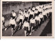 Delcampe - QUIMPER : Lot De 2 Photos Format 10x15 Cm + Une Carte Photo Du Défilé Des écoles Libres En 1957 - Très Bon état - Quimper