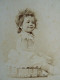 Photo Cdv Vve Hermann, Paris -  Fillette Souriante, Antoinette Lacombe De La Tour (1894-1991), Vers 1896 L679 - Anciennes (Av. 1900)