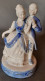 Figurine En Porcelaine Opaque, Vitrifiée Blanche Et Bleue Avec Dorure, Style Victorien. Couple Dansant. - Sonstige & Ohne Zuordnung