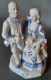 Figurine En Porcelaine Opaque, Vitrifiée Blanche Et Bleue Ave Dorure, Style Victorien. Couple Buvant Le Thé. - Other & Unclassified