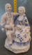 Delcampe - Figurine En Porcelaine Opaque, Vitrifiée Blanche Et Bleue Ave Dorure, Style Victorien. Couple Buvant Le Thé. - Sonstige & Ohne Zuordnung