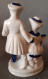 Figurine En Porcelaine Vitrifiée Blanche Et Bleue Ave Dorure, Style Victorien. Couple De Musiciens. Sur Même Base. Haute - Other & Unclassified