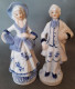 2 Figurines En Porcelaine Vitrifiée Blanche Et Bleue Style Victorien. Personnagse Indépendants. Femme Avec Chapeau Bleu - Otros & Sin Clasificación