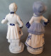 2 Figurines En Porcelaine Vitrifiée Blanche Et Bleue Style Victorien. Personnagse Indépendants. Femme Avec Chapeau Bleu - Otros & Sin Clasificación