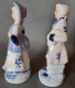 2 Figurines En Porcelaine Vitrifiée Blanche Et Bleue Style Victorien. Personnagse Indépendants. Femme Avec Chapeau Bleu - Altri & Non Classificati