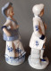 2 Figurines En Porcelaine Vitrifiée Blanche Et Bleue Style Victorien. Personnagse Indépendants. Femme Avec Chapeau Bleu - Other & Unclassified