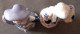 Delcampe - 2 Figurines En Porcelaine Vitrifiée Blanche Et Bleue Style Victorien. Personnagse Indépendants. Femme Avec Chapeau Bleu - Autres & Non Classés
